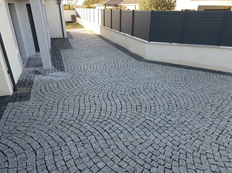 Chantier de construction extérieur avec ouvrier en équipement de sécurité travaillant au sol